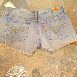 NWT Levi frayed edge short shorts